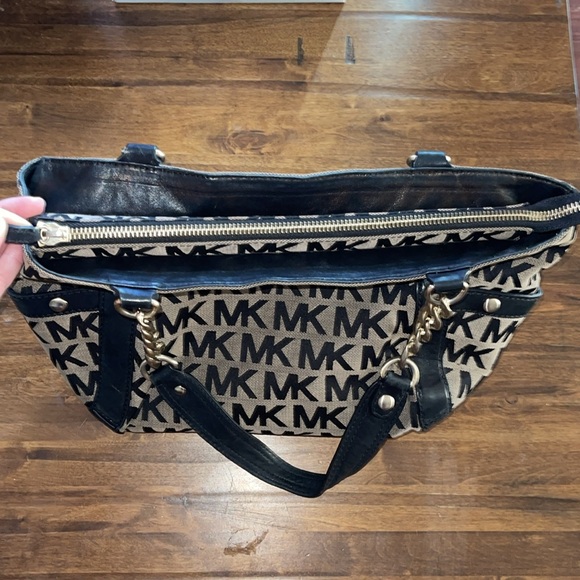 Beautiful pre-owned Michael Kors purse 👜 - Picture 5 of 5